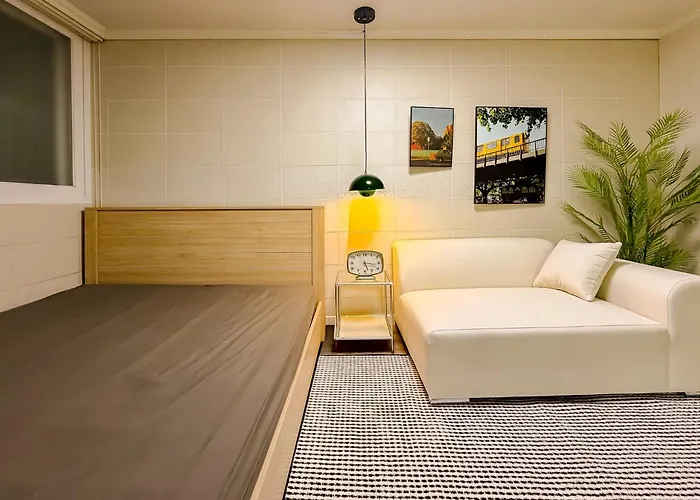 11 Hongik Univ Station, 15 Minutes From Itaewon, Mangwon Market, Hapjeong, Single Accommodation, Fully Furnished Appartement