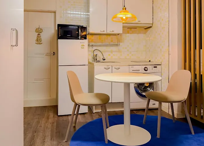 11 Hongik Univ Station, 15 Minutes From Itaewon, Mangwon Market, Hapjeong, Single Accommodation, Fully Furnished Seoel