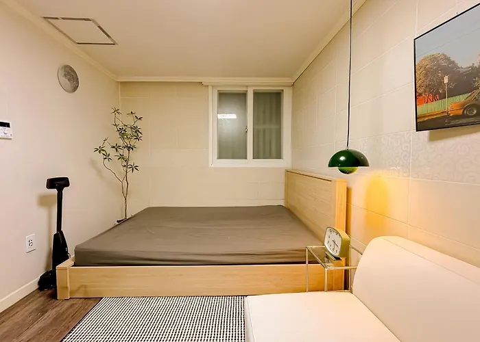 11 Hongik Univ Station, 15 Minutes From Itaewon, Mangwon Market, Hapjeong, Single Accommodation, Fully Furnished