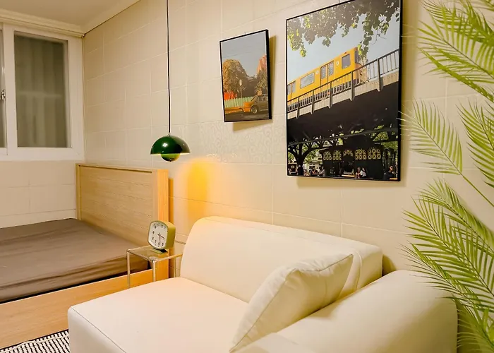 11 Hongik Univ Station, 15 Minutes From Itaewon, Mangwon Market, Hapjeong, Single Accommodation, Fully Furnished Appartement
