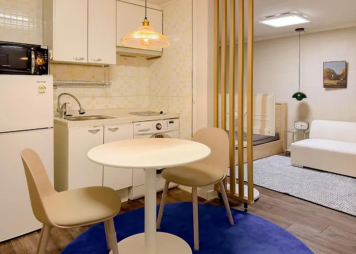 11 Hongik Univ Station, 15 Minutes From Itaewon, Mangwon Market, Hapjeong, Single Accommodation, Fully Furnished Seoel