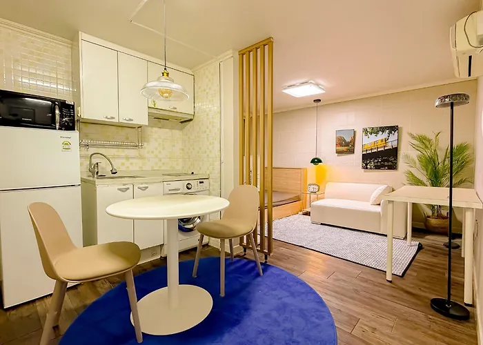 11 Hongik Univ Station, 15 Minutes From Itaewon, Mangwon Market, Hapjeong, Single Accommodation, Fully Furnished Seoel