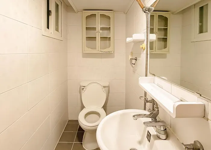 11 Hongik Univ Station, 15 Minutes From Itaewon, Mangwon Market, Hapjeong, Single Accommodation, Fully Furnished